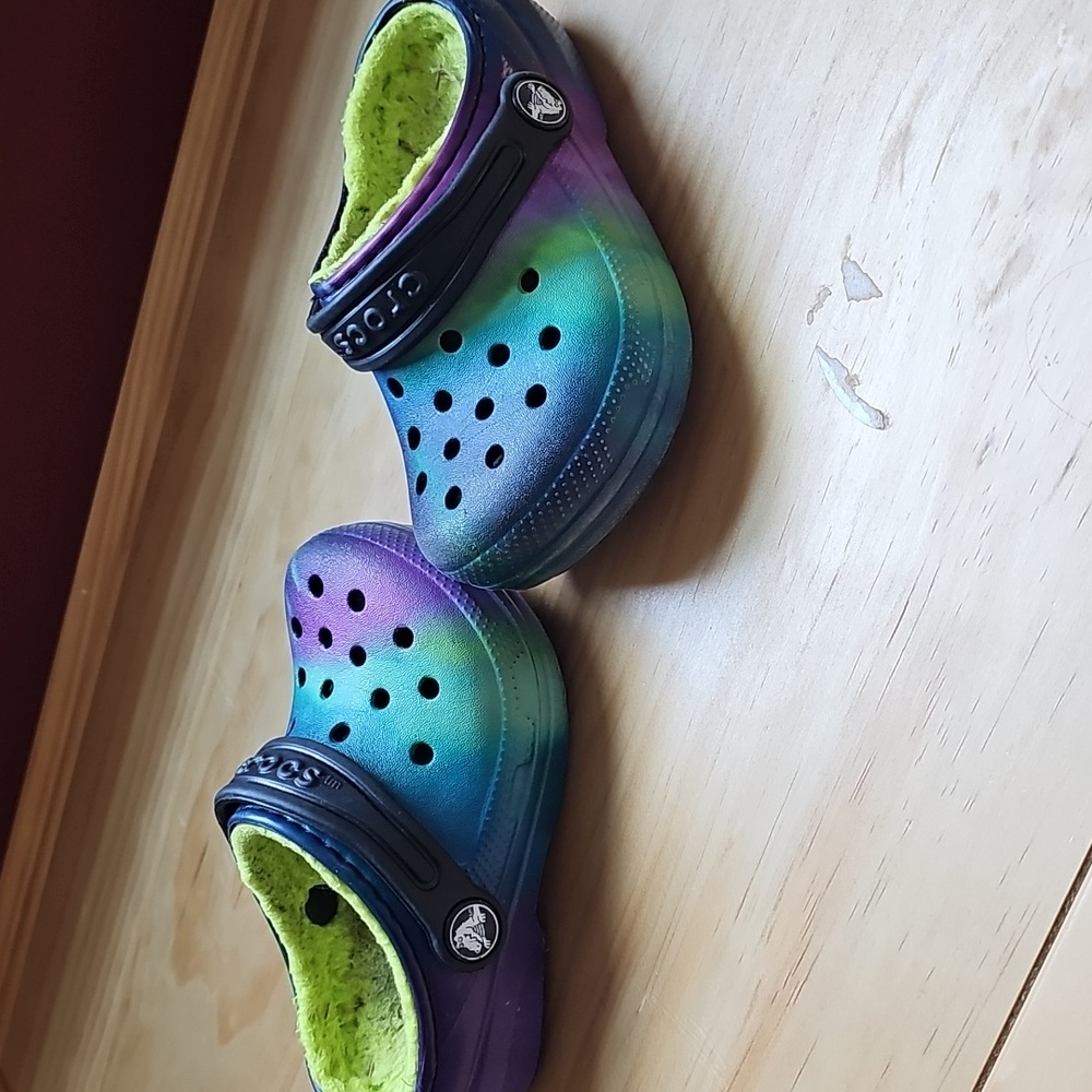 CROCS Tie Dye Fuzzy Lined Clogs - Picture 5 of 6